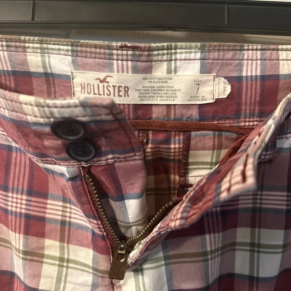 Hollister Stretch Red and White Plaid Ladies Size 7 Bermudas 4 pocket Shorts